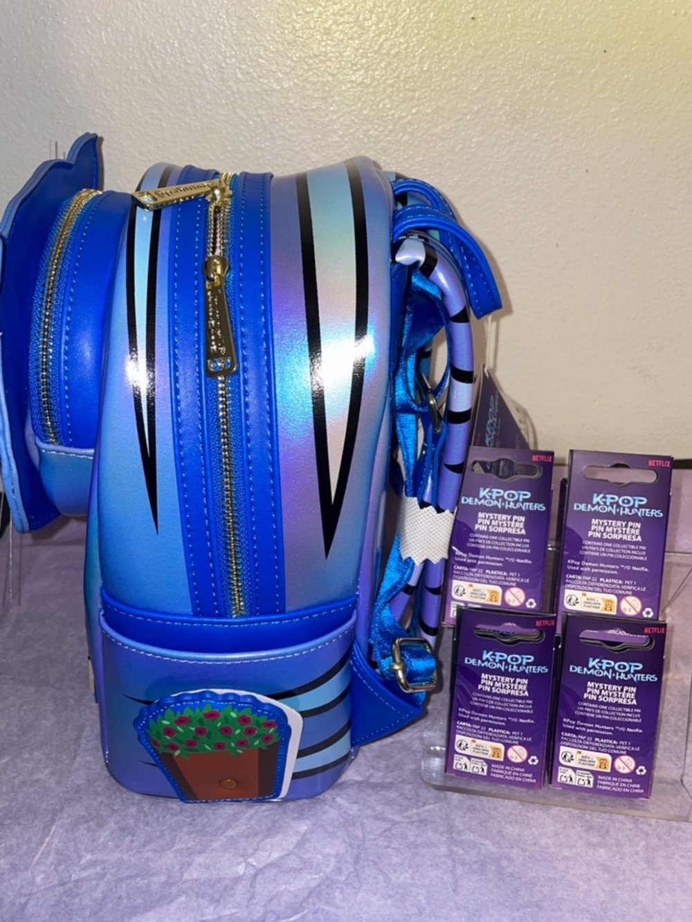 Exclusive Loungefly KPop Demon Hunters Derpy Light Up Glow Mini Backpack & Pins - Picture 9 of 16